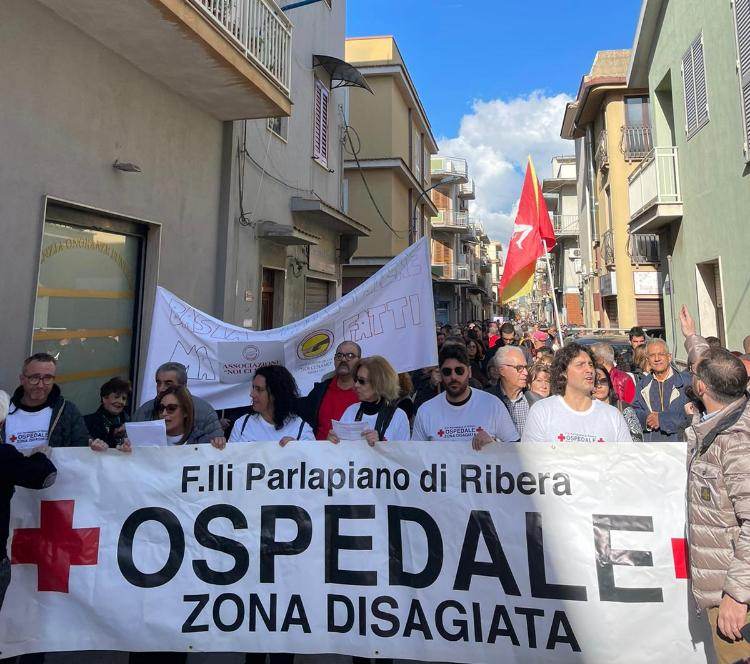Ribera, la manifestazione per gli ospedali: in corteo anche il sindaco Ruvolo