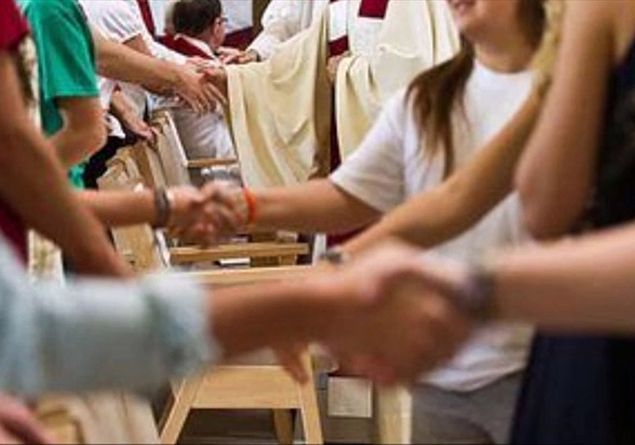 Covid, in Chiesa tornano le acquasantiere e il segno della pace