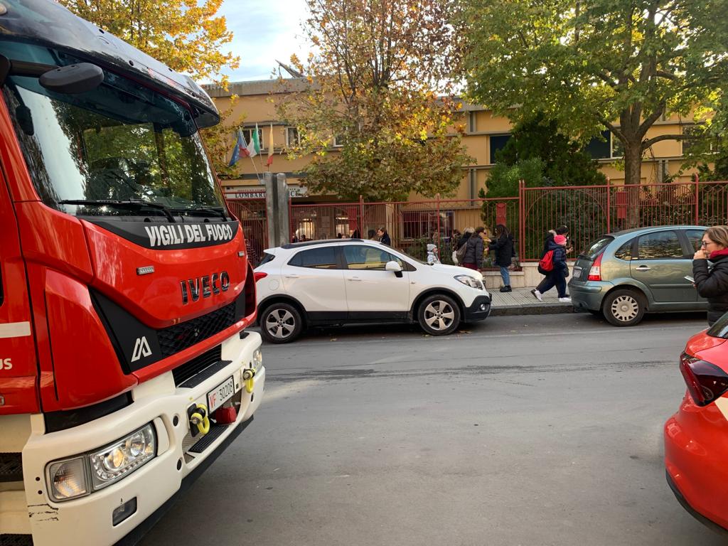 Incendio in una scuola di Caltanissetta, bimbi evacuati
