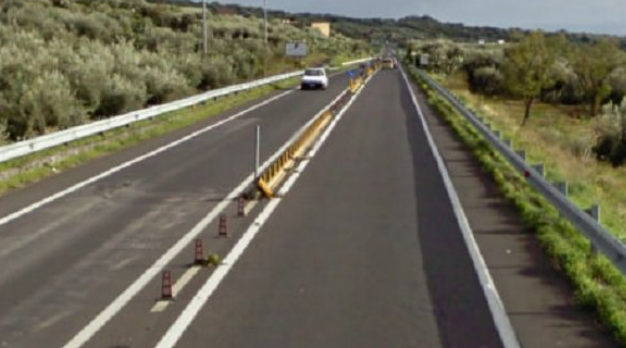 Cadono calcinacci da viadotto sulla Palermo-Agrigento, auto sfiorate