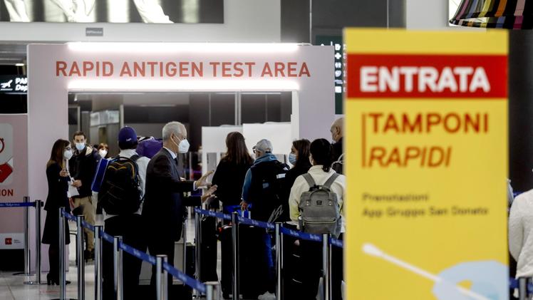 Covid: il ministro Schillaci valuta tampone obbligatorio per i passeggeri provenienti dalla Cina