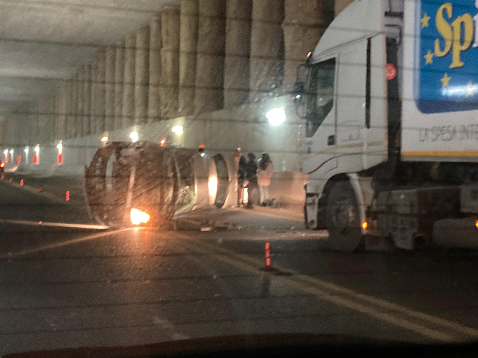 Auto con intera famiglia all’interno si ribalta in galleria sulla Ss640