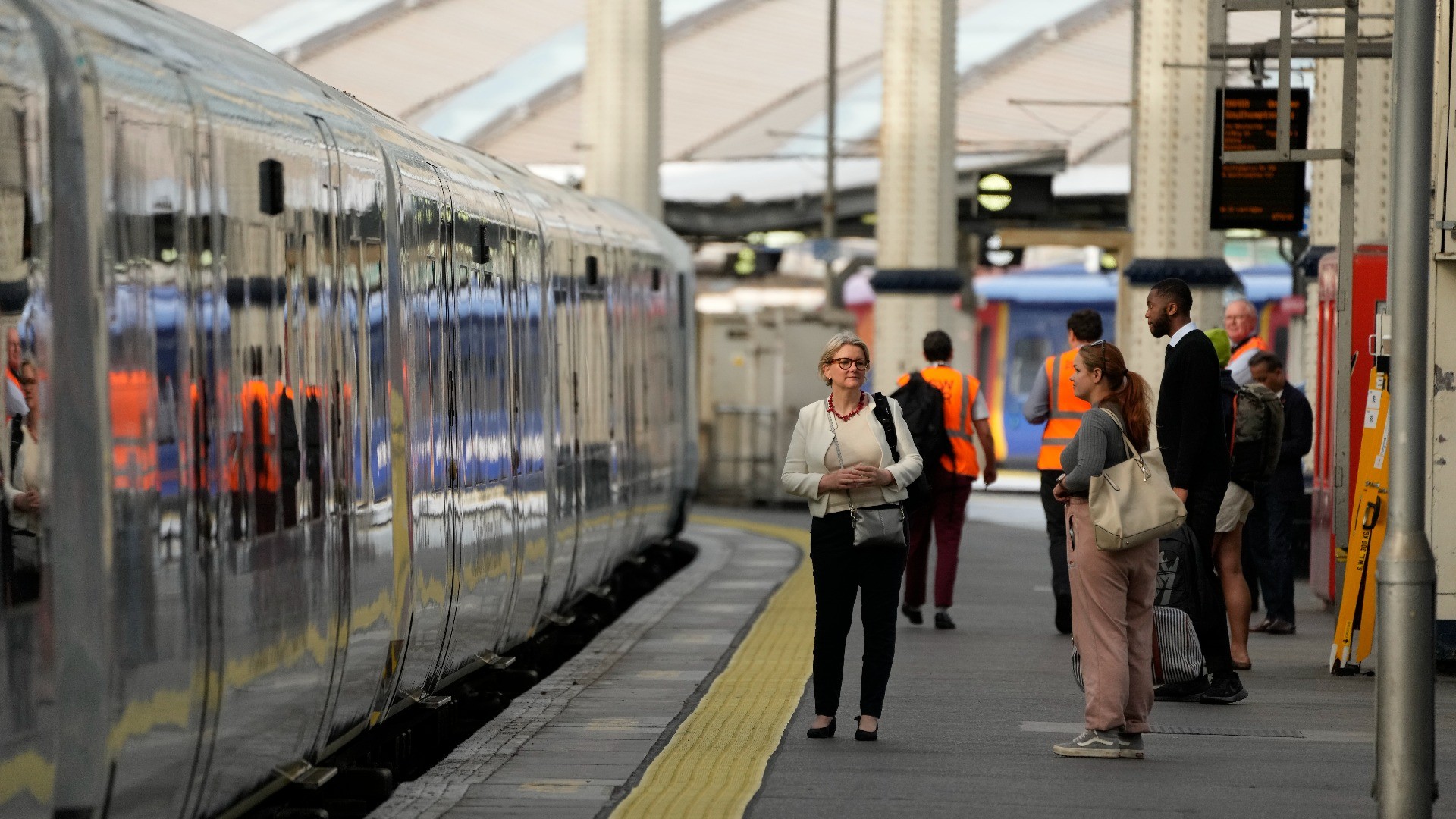 In Gran Bretagna sciopero totale del servizio ferroviario, disagi per gli spostamenti negli aeroporti