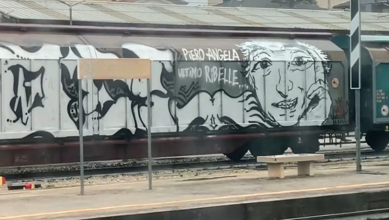 “Piero Angela su e giù per l’Italia”: un graffito su un treno merci emoziona Alberto
