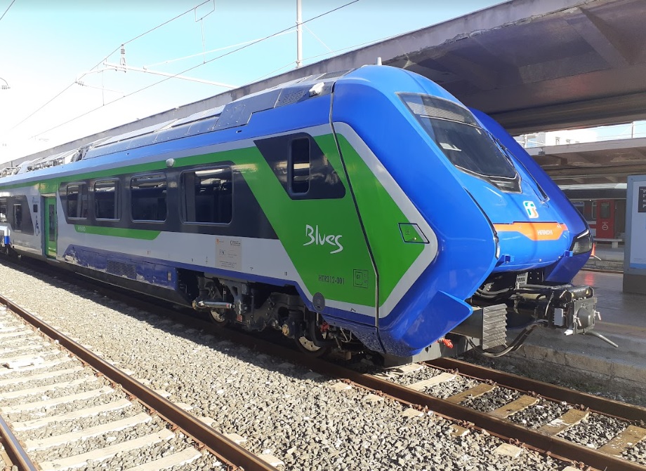 Padre distratto fuma sigaretta quando il treno riparte: a bordo la figlia di 10 anni