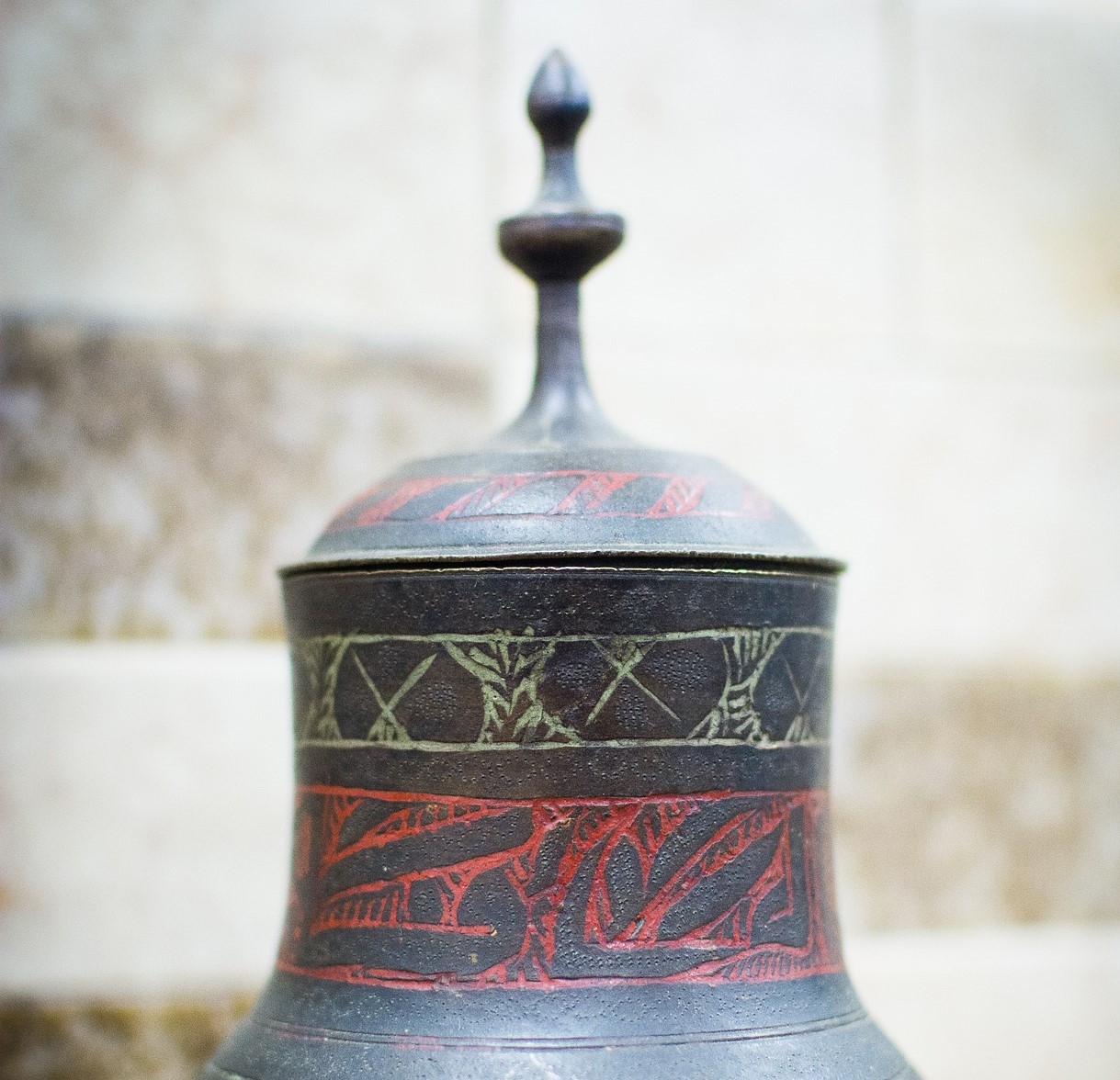 Ruba urna cineraria ma se ne pente e la restituisce