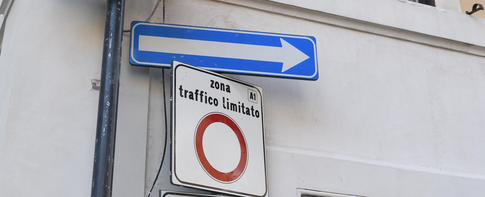 103 multe per essere transitato in ZTL: ex giocatore di Serie A finisce nei guai