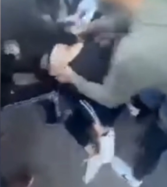 Palermo, le immagini della rissa tra ragazze in corso dei Mille