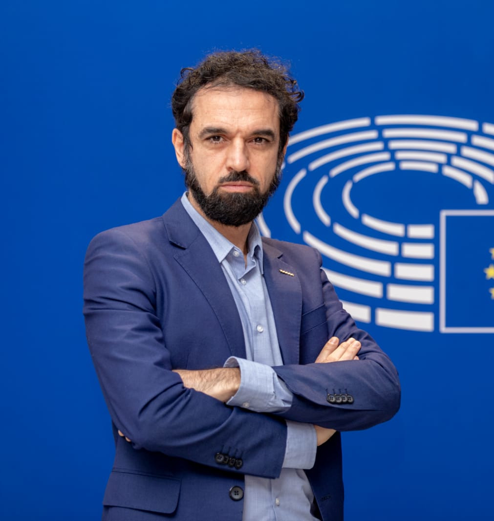 Dino Giarrusso: “Migranti, l’Ue scarica su di noi il problema”