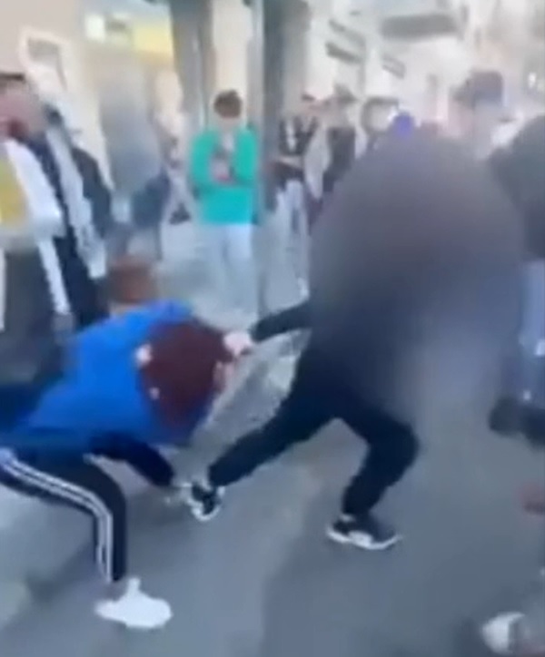 Palermo, le immagini della rissa tra ragazze in corso dei Mille