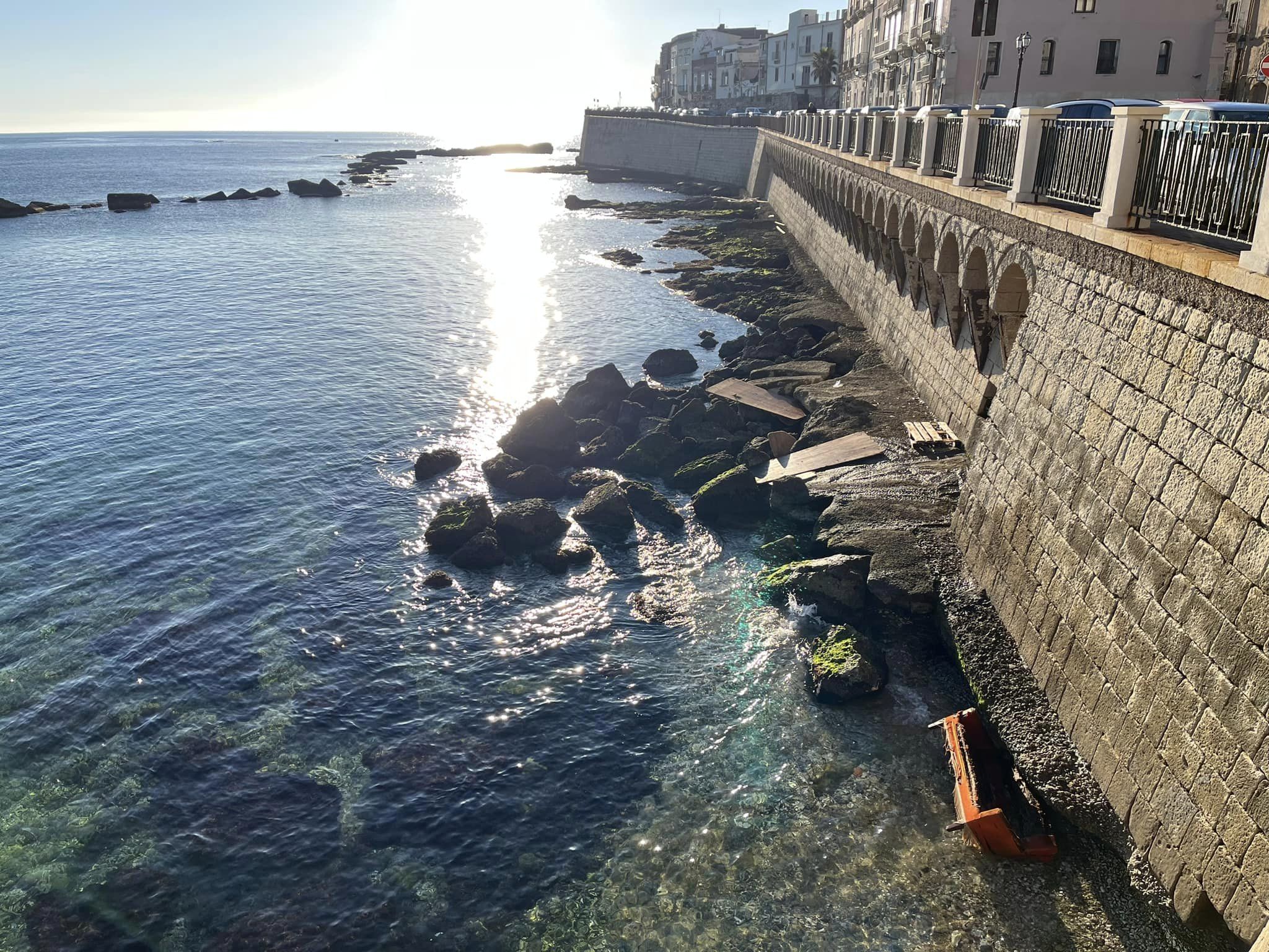 Degrado a Siracusa: divano gettato in mare nel lungomare di Levante