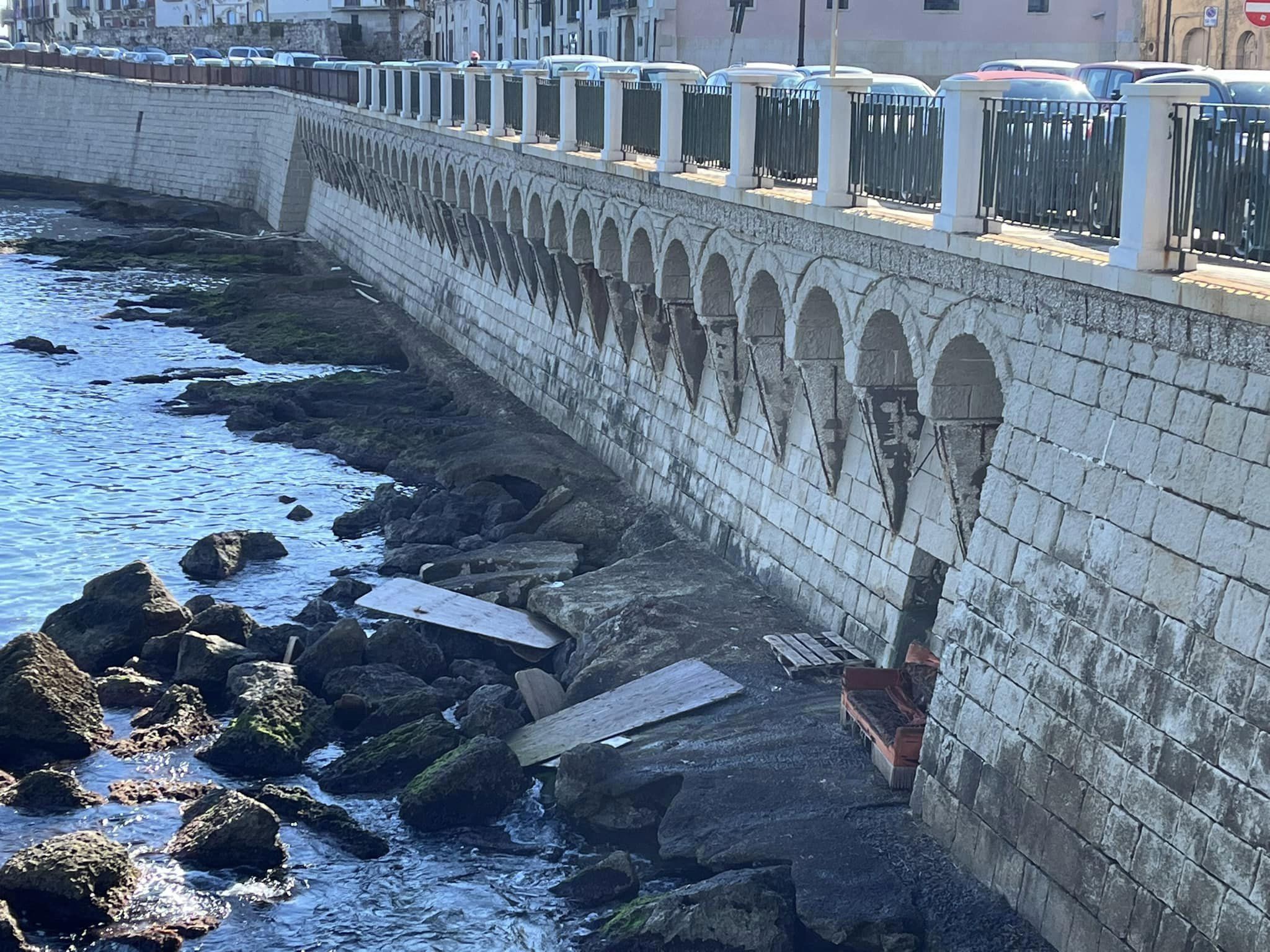 Degrado a Siracusa: divano gettato in mare nel lungomare di Levante