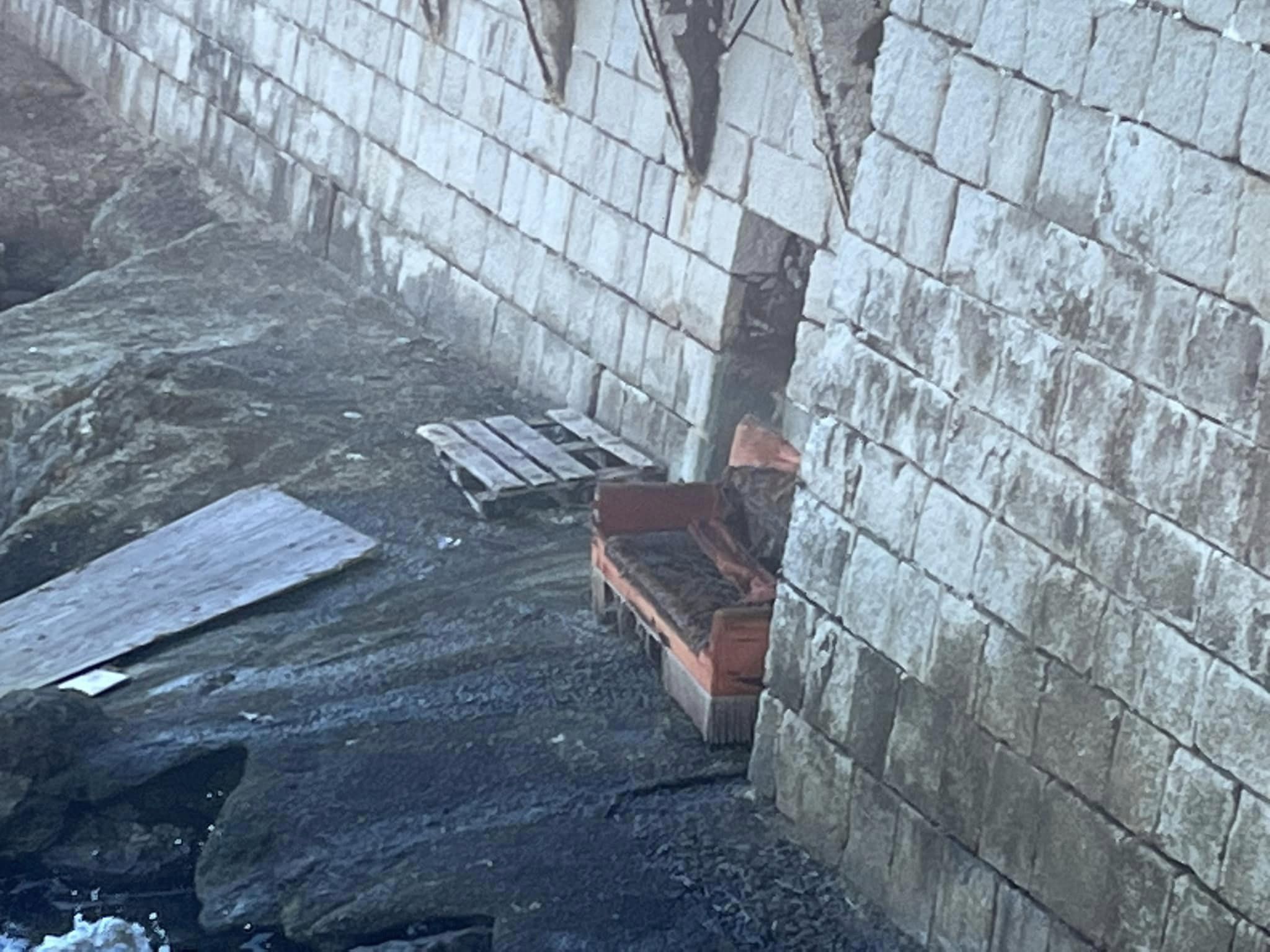 Degrado a Siracusa: divano gettato in mare nel lungomare di Levante