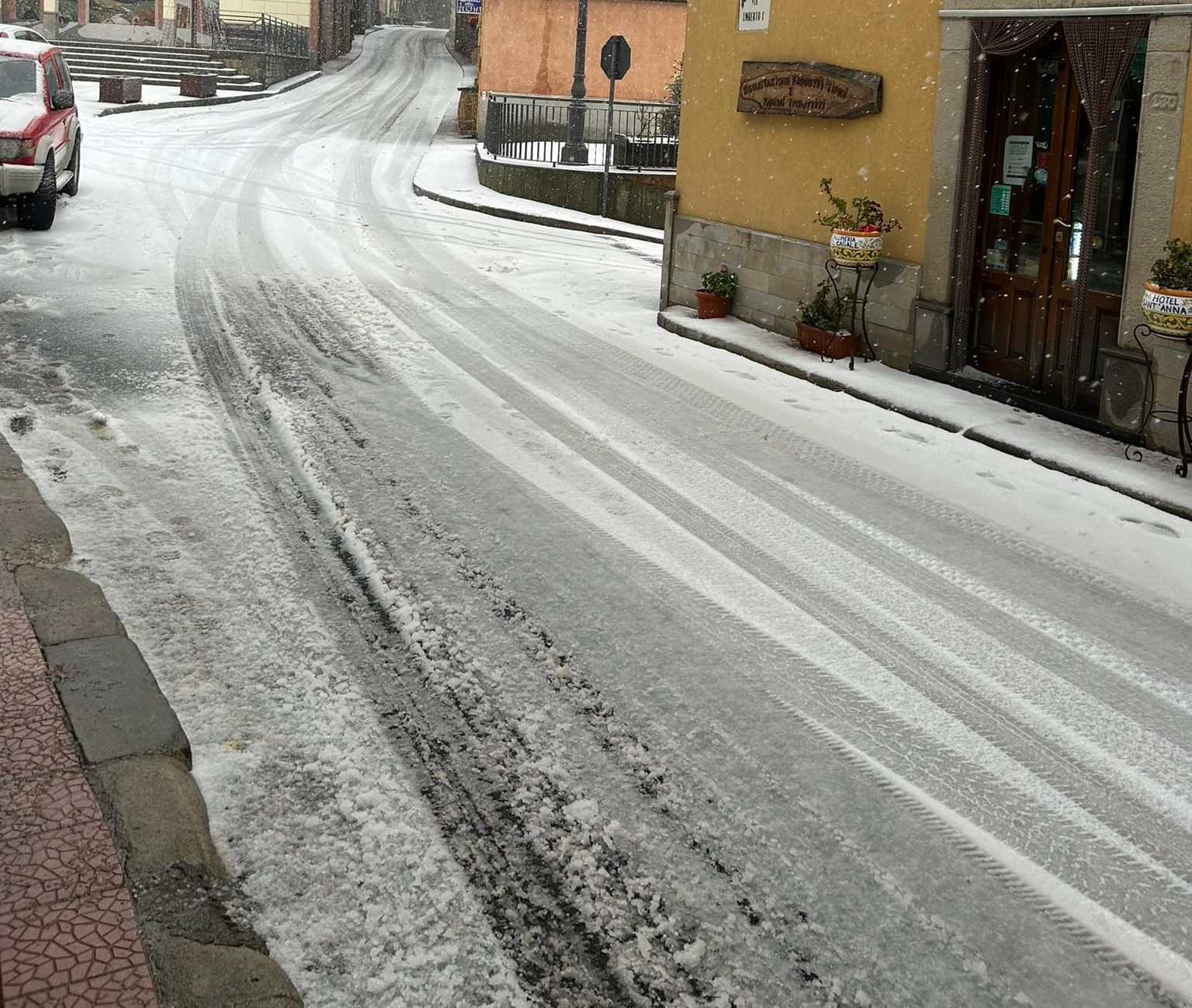 Freddo in Sicilia, nevica sui Nebrodi: strade bloccate e spazzaneve in azione – le Foto