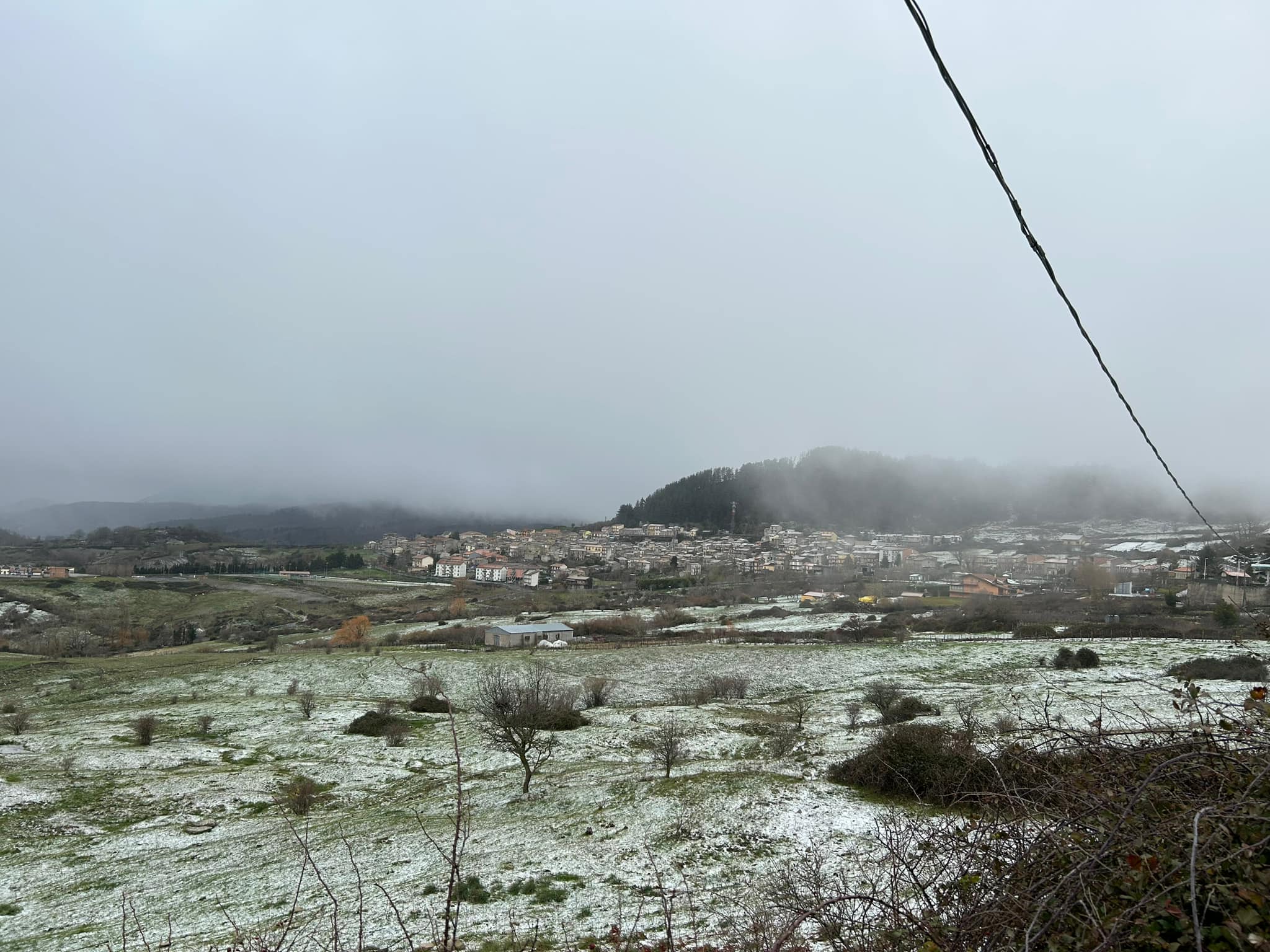 Freddo in Sicilia, nevica sui Nebrodi: strade bloccate e spazzaneve in azione – le Foto