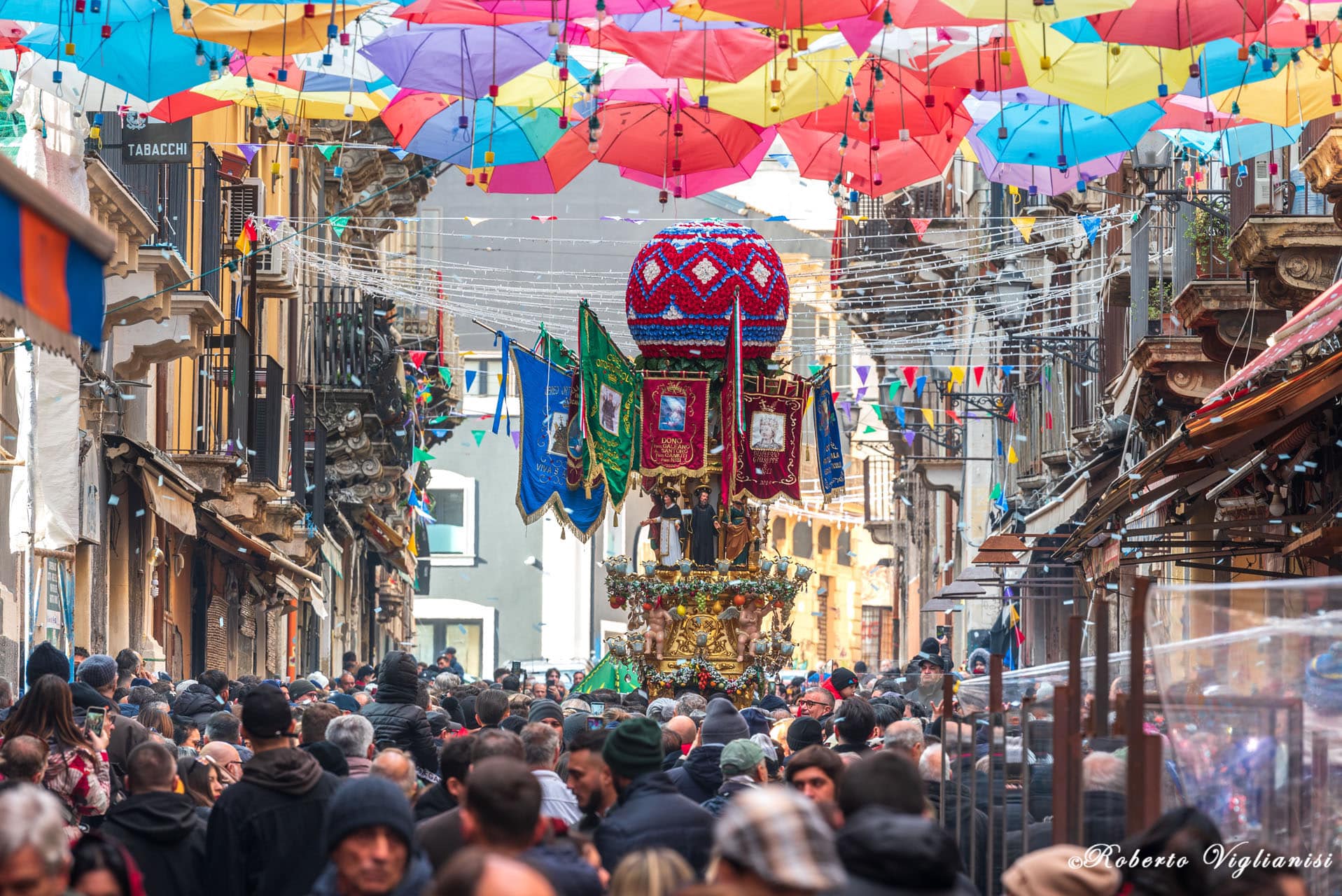 Verso la festa di Sant’Agata, candelore e gente in festa alla Pescheria di Catania, le Foto