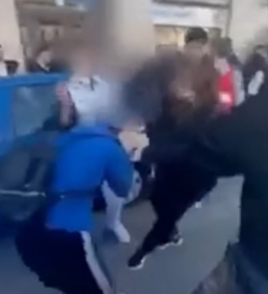 Palermo, le immagini della rissa tra ragazze in corso dei Mille