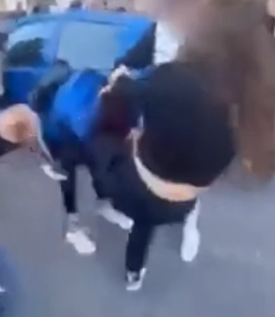 Palermo, le immagini della rissa tra ragazze in corso dei Mille