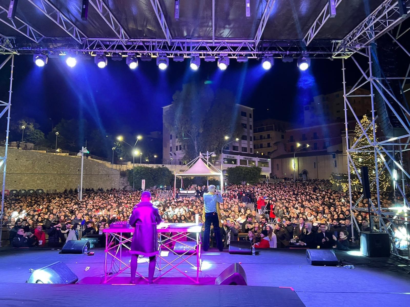 Capodanno 2023 ad Agrigento, Achille Lauro fa cantare piazza Marconi – FOTO e VIDEO