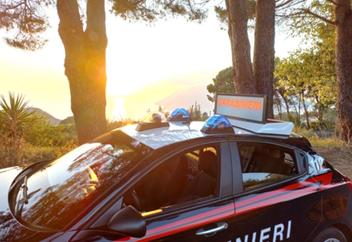 Aggressione dopo una lite, taglio alla gola e bottiglia rotta e sporca di sangue: scatta arresto