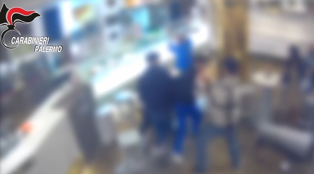 Calci, pugni e colpi di sedia, caos al bar: scattano provvedimenti – VIDEO