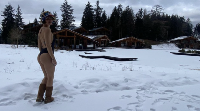 Alessandra Amoroso sfida il freddo: su Instagram le foto in costume sulla neve