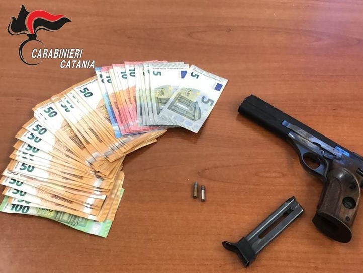 “Non ho niente”, ma la pistola era nascosta nella scatola delle scarpe: arrestato 23enne