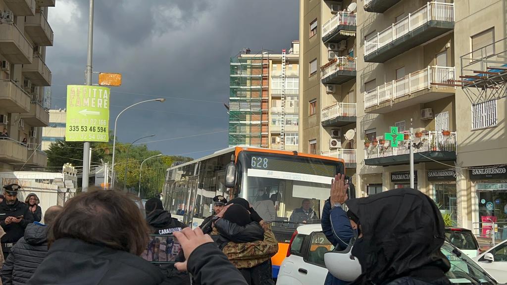 “Bravi”, la Sicilia che gioisce all’arresto di Matteo Messina Denaro – VIDEO e FOTO