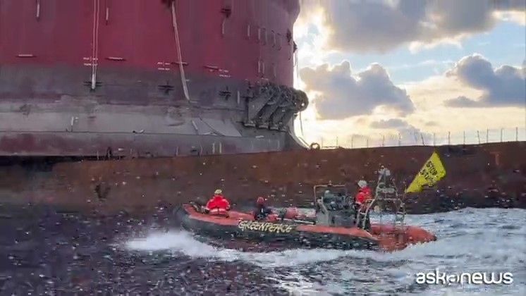 Greenpeace all’attacco, occupata piattaforma Shell: “Basta trivellare” – VIDEO
