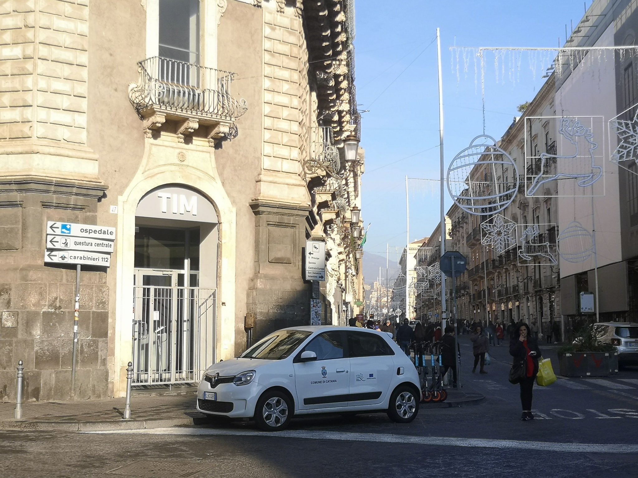 Catania, quando “l’esempio” lo dà il Comune: auto in sosta vietata in centro FOTO