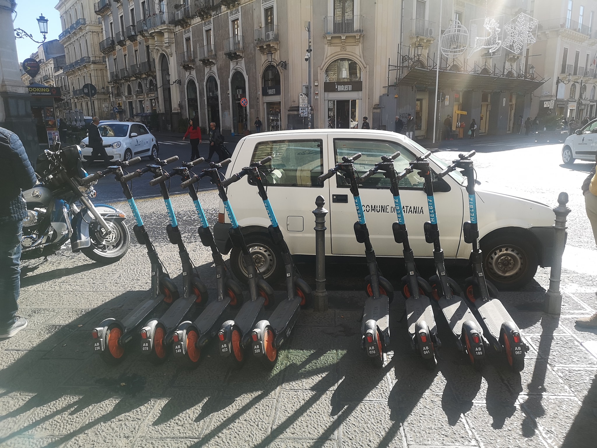 Catania, quando “l’esempio” lo dà il Comune: auto in sosta vietata in centro FOTO