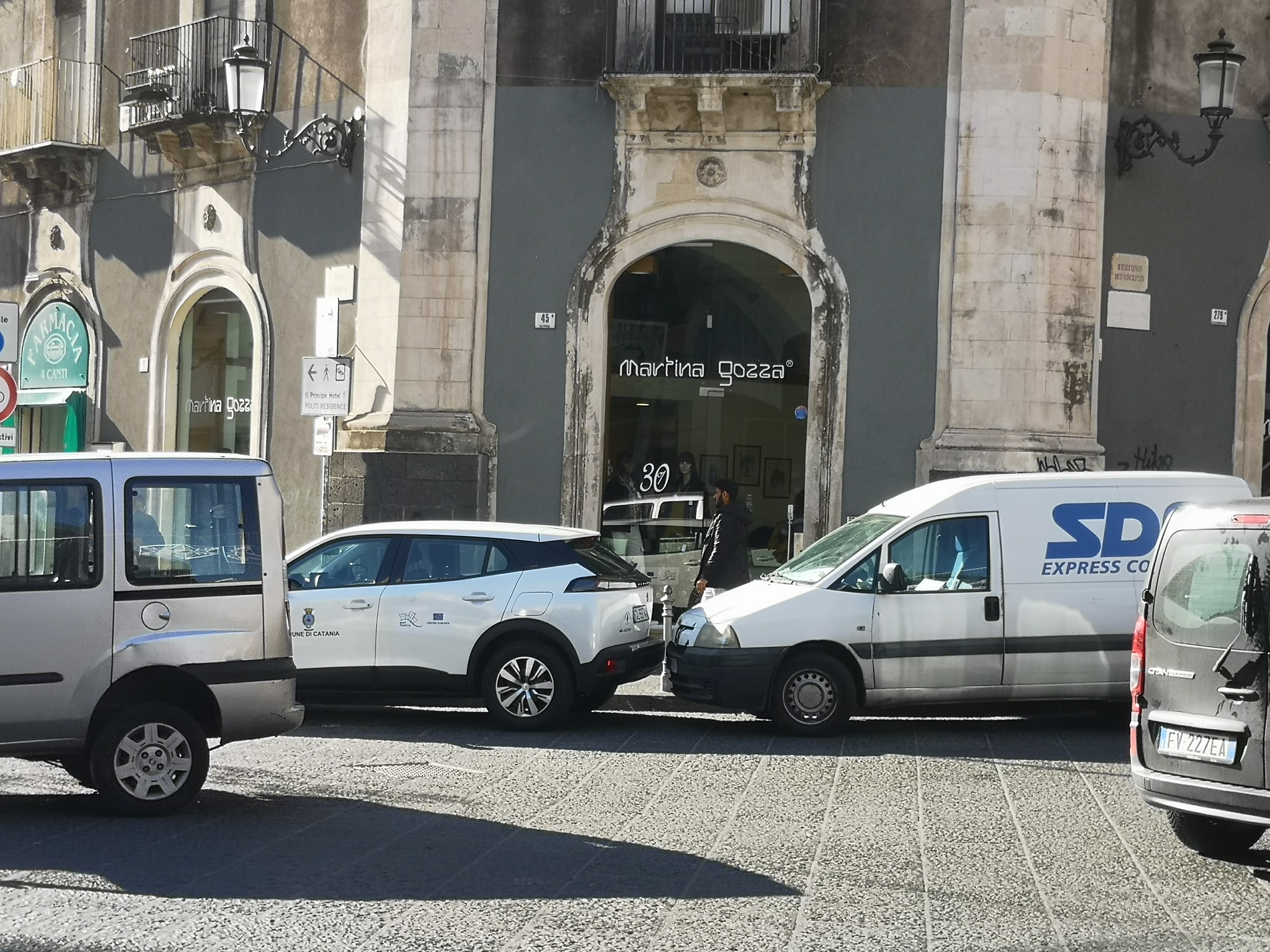 Catania, quando “l’esempio” lo dà il Comune: auto in sosta vietata in centro FOTO