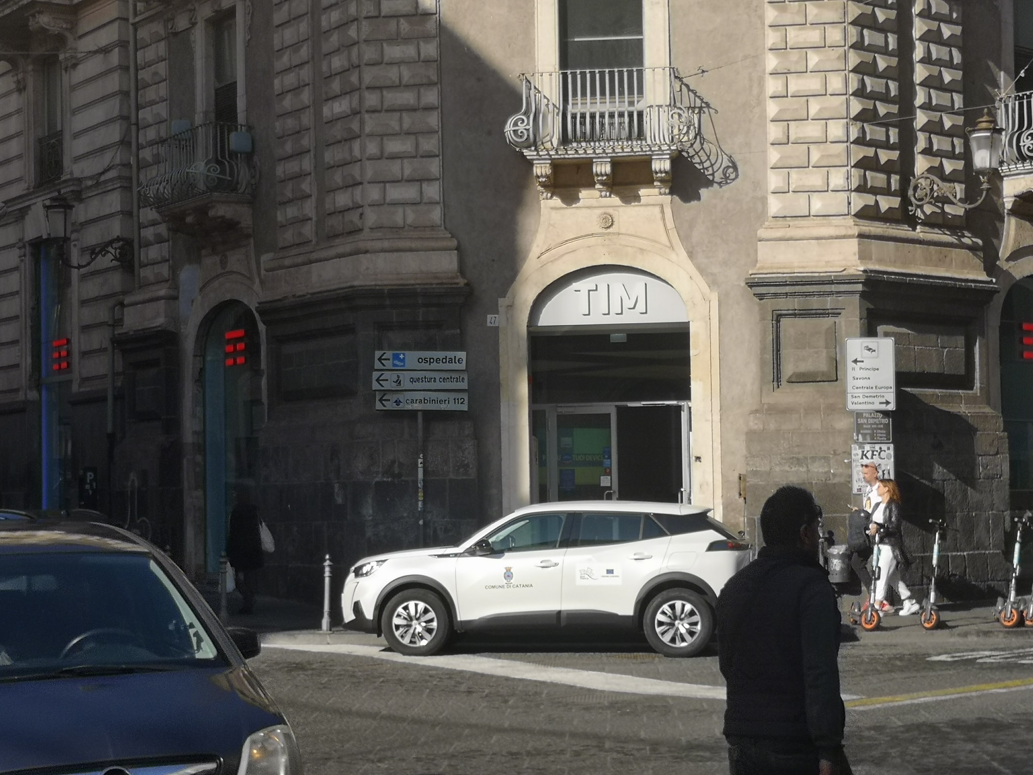 Catania, quando “l’esempio” lo dà il Comune: auto in sosta vietata in centro FOTO