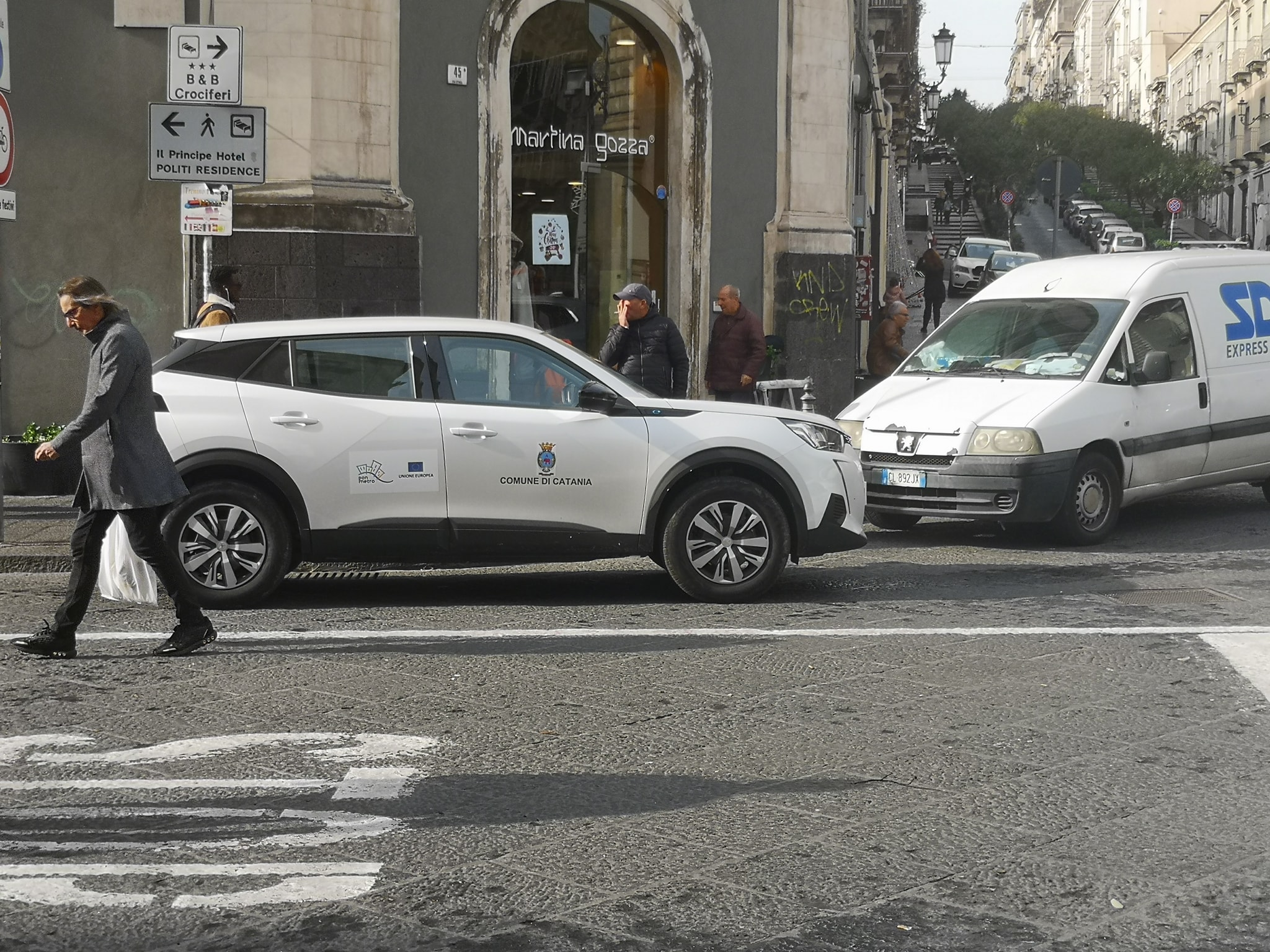 Catania, quando “l’esempio” lo dà il Comune: auto in sosta vietata in centro FOTO