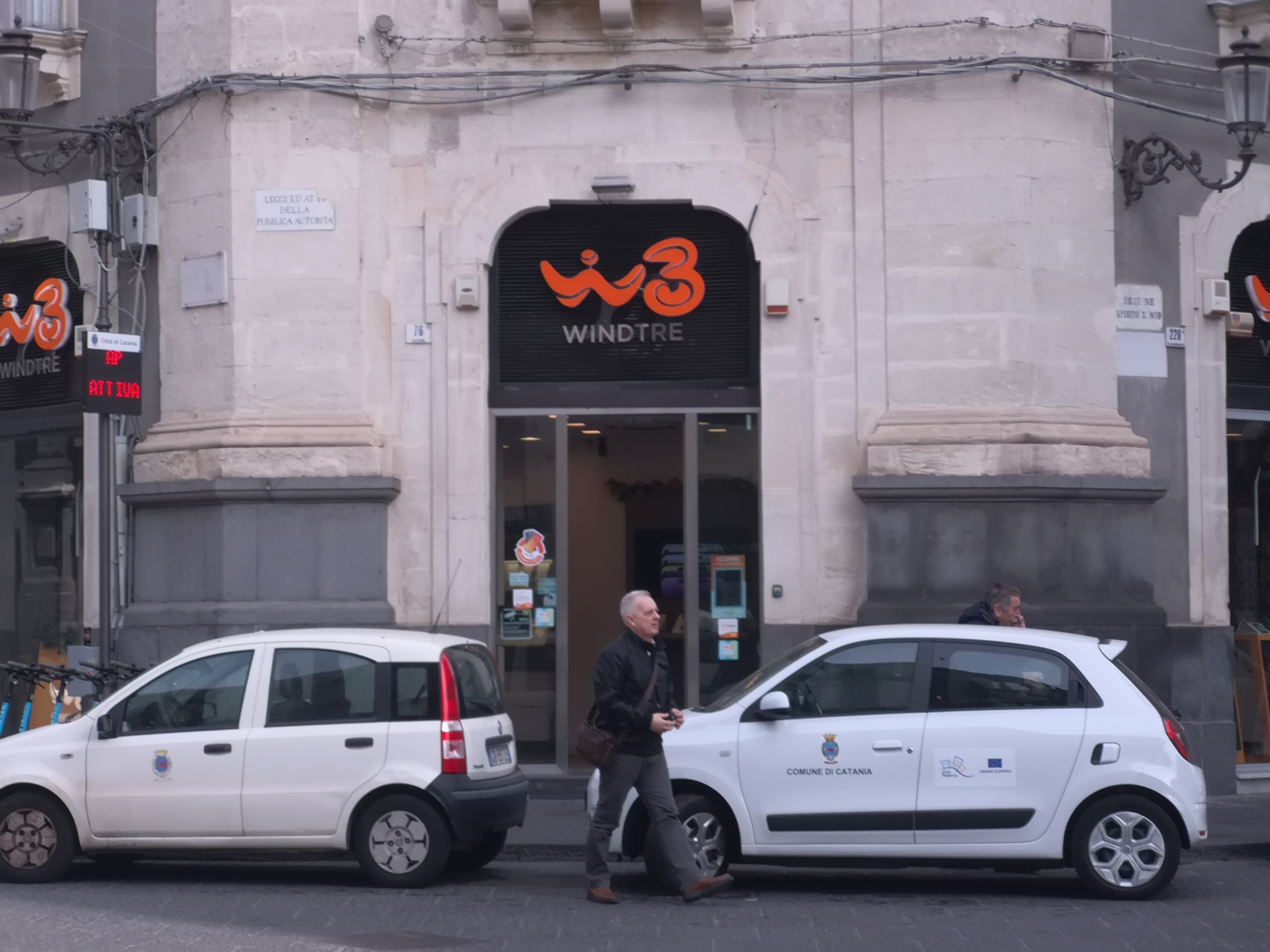 Catania, quando “l’esempio” lo dà il Comune: auto in sosta vietata in centro FOTO