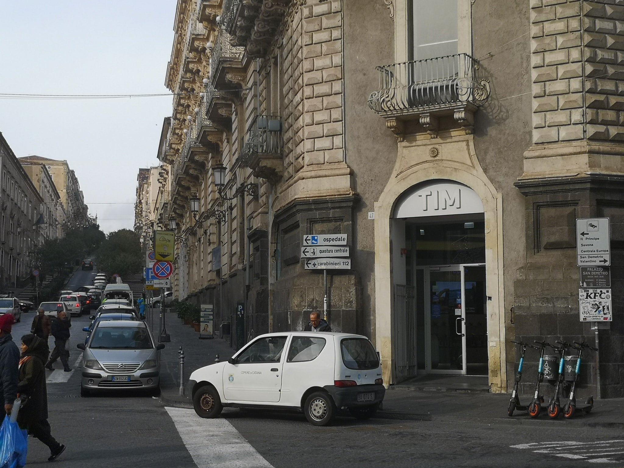 Catania, quando “l’esempio” lo dà il Comune: auto in sosta vietata in centro FOTO