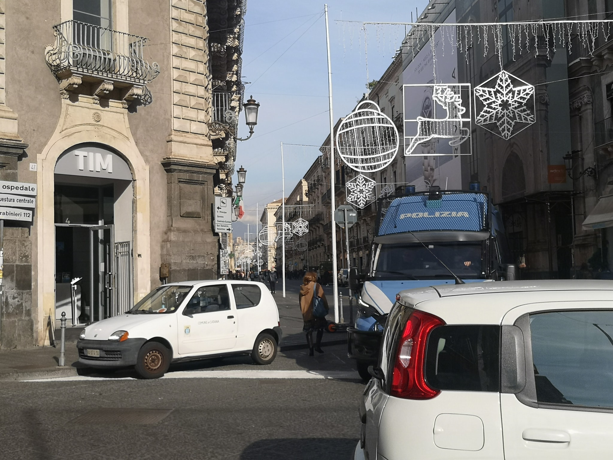 Catania, quando “l’esempio” lo dà il Comune: auto in sosta vietata in centro FOTO