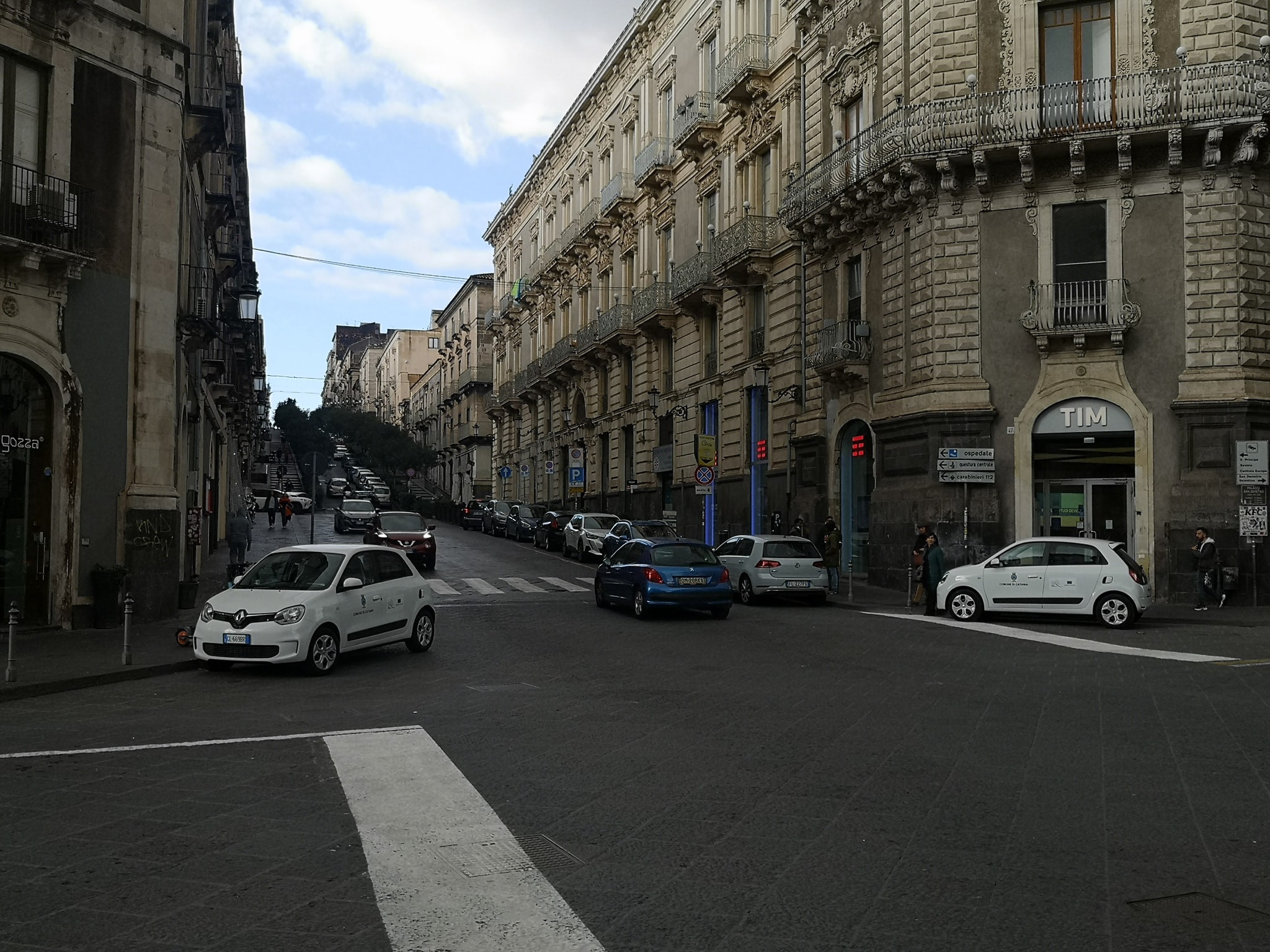 Catania, quando “l’esempio” lo dà il Comune: auto in sosta vietata in centro FOTO