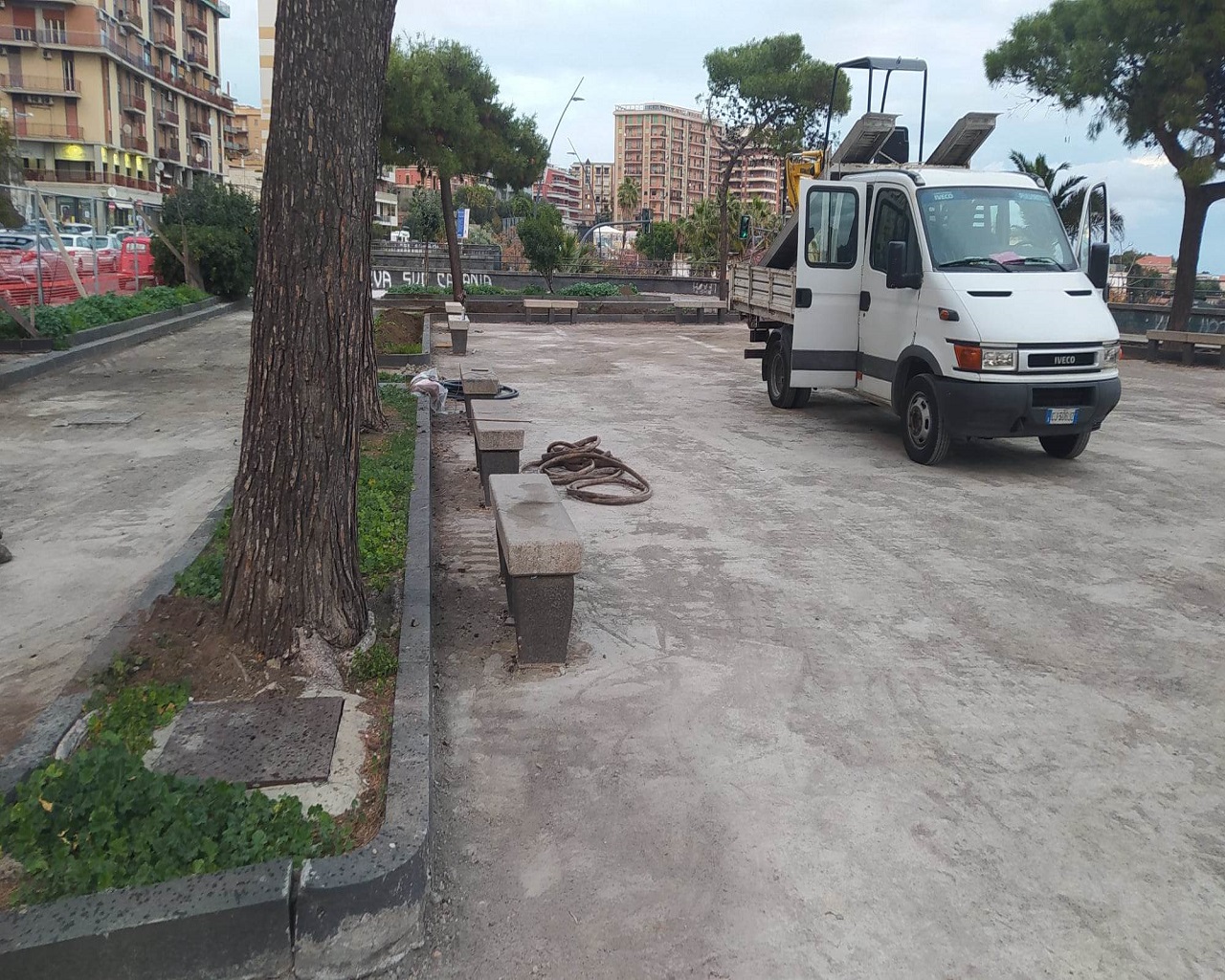 Catania, a lavoro per far “risplendere” piazza Europa e piazza Leonardo Sciascia – FOTO e VIDEO