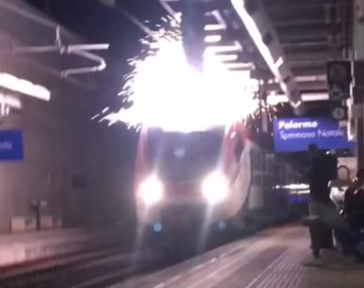 Vandali lanciano bici su linea elettrica del treno a Palermo, fiamme e danni – VIDEO