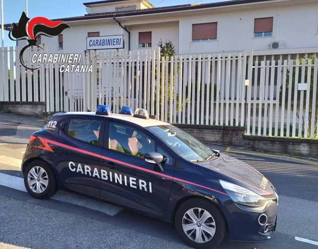 Fratelli pregiudicati sorpresi a rubare in casa: arrestati dai Carabinieri