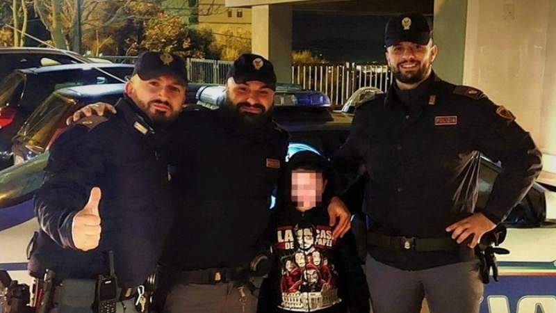 Caltanissetta, bimbo di 9 anni esce da casa dei nonni e si perde: poliziotti lo trovano al buio in lacrime