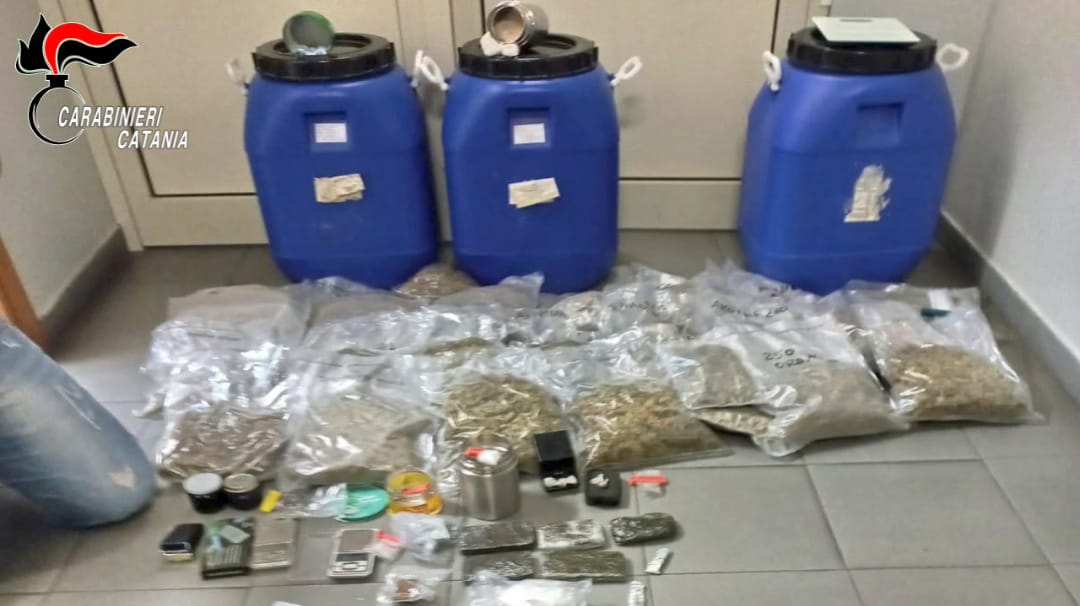 Catania, controllavano deposito di droga con telecamere: arrestata coppia