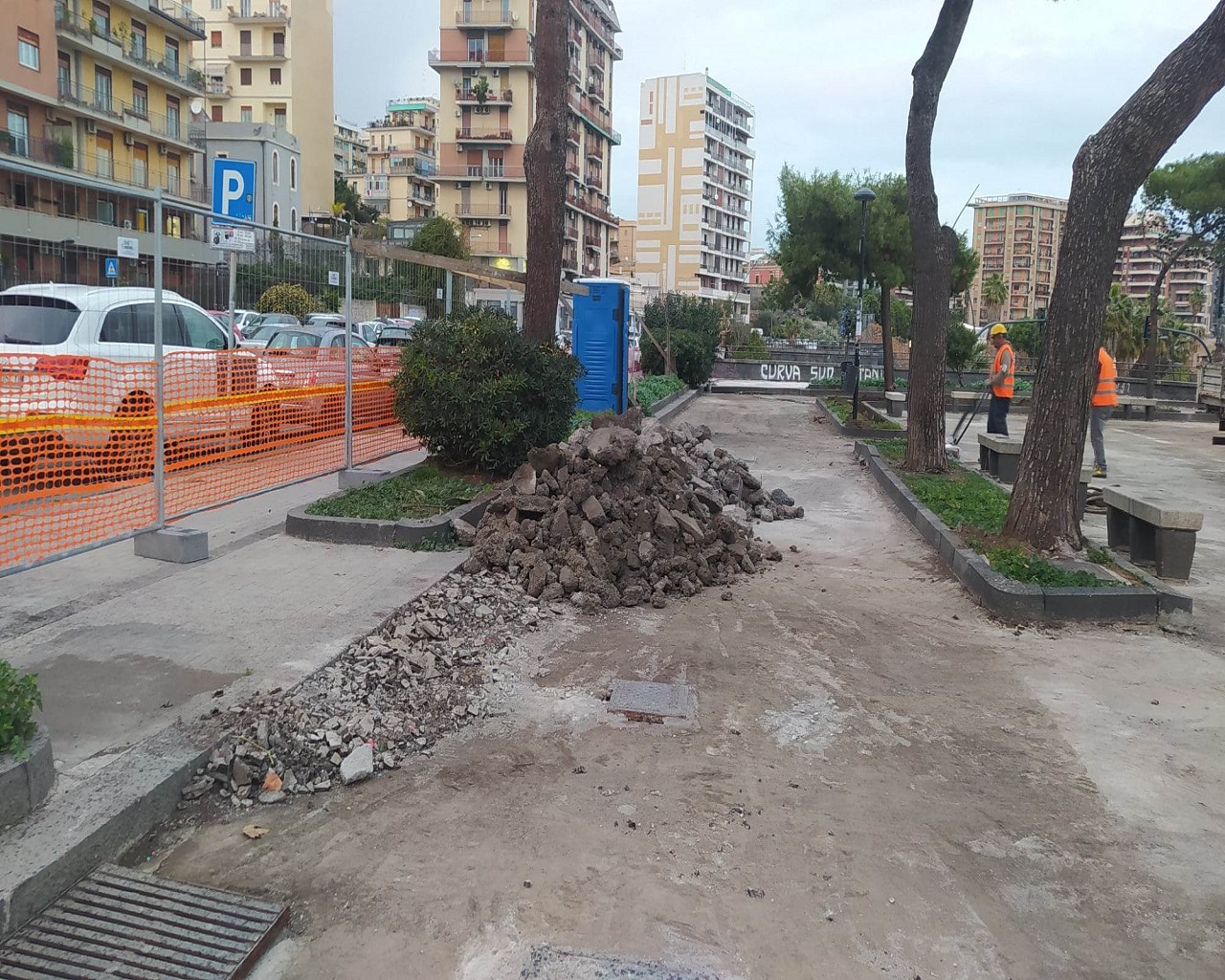 Catania, a lavoro per far “risplendere” piazza Europa e piazza Leonardo Sciascia – FOTO e VIDEO