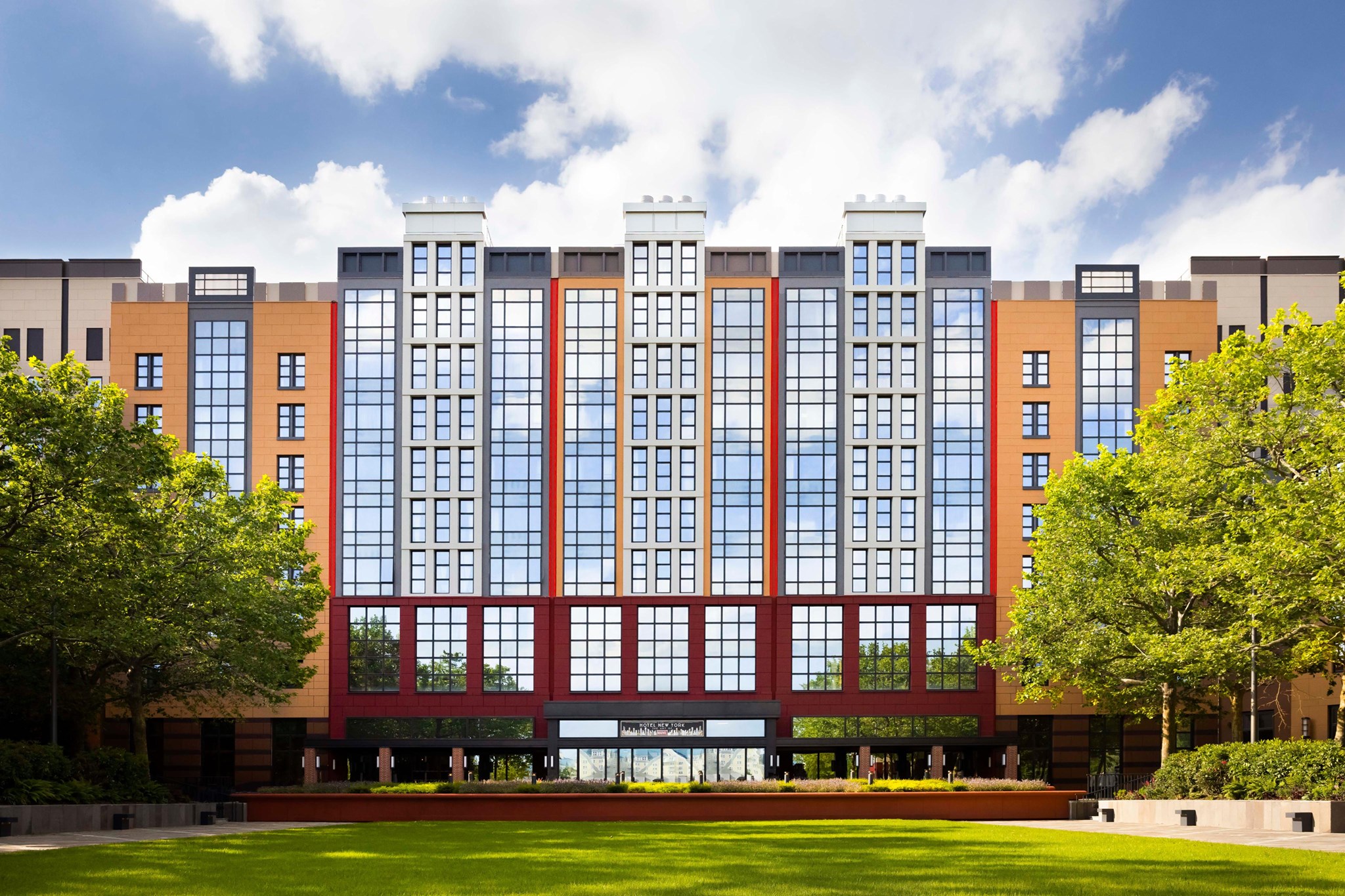 Quell’albergo popolato da supereroi in cui batte forte un cuore siciliano