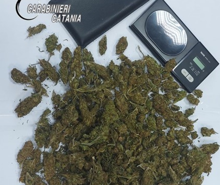 “Molla la droga o chiamiamo i genitori”, 16enne del Catanese scoppia in lacrime: arrestato