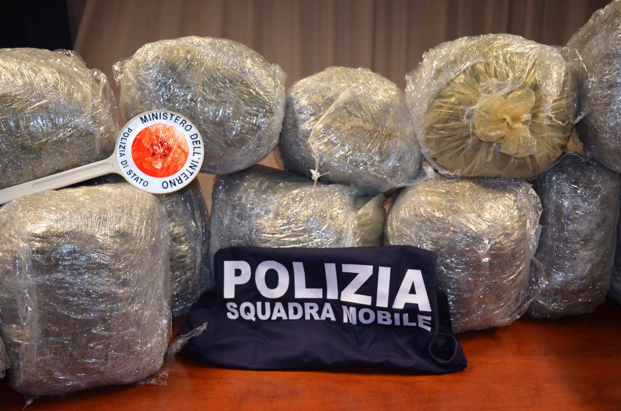 Ragusa, sfreccia davanti all’alt della Polizia: beccato con 44 kg di droga