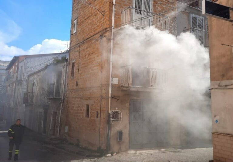 Favara, materasso prende fuoco in abitazione: nessun ferito