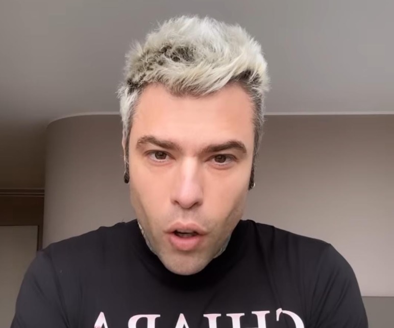 Fedez, il messaggio dopo la paura: “Ho avuto un’emorragia interna, medici mi hanno salvato la vita”