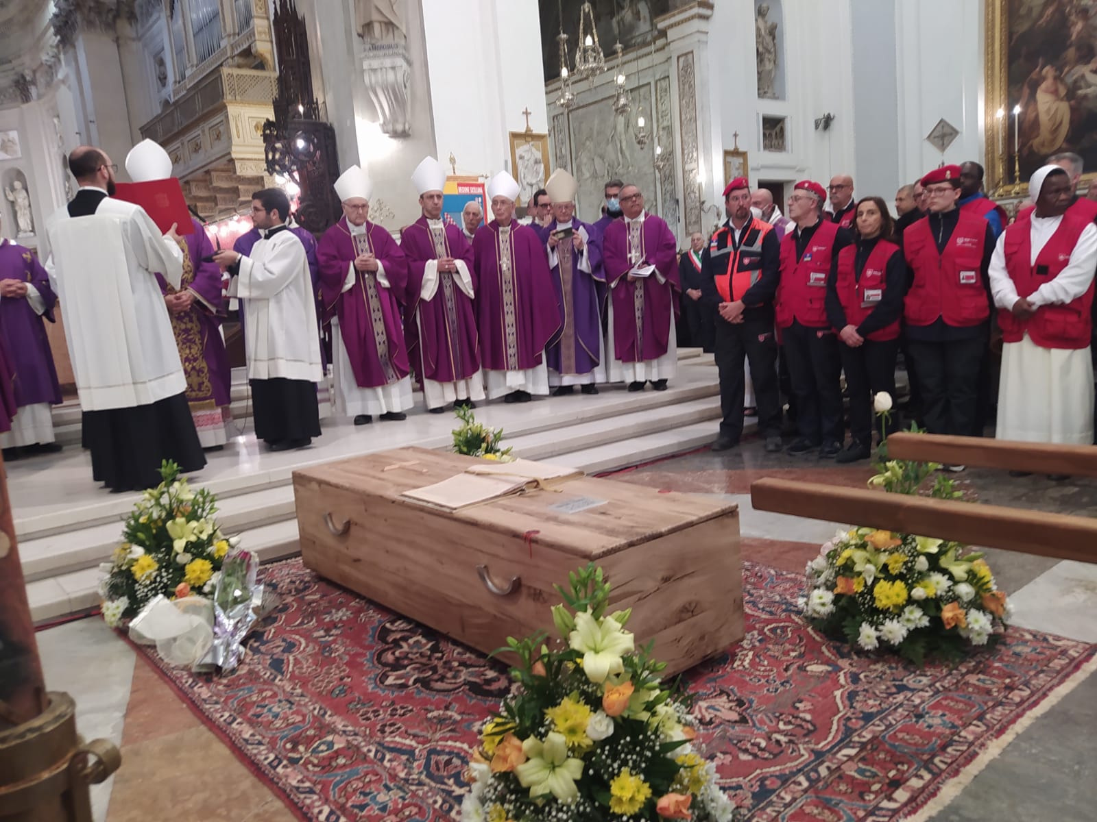 L’ultimo saluto a Biagio Conte, folla e commozione ai funerali – VIDEO